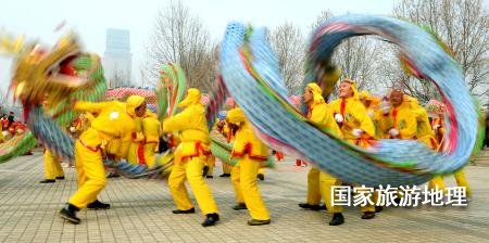  在鄭州市舉辦的一個(gè)元宵節(jié)舞龍大賽上，一支舞龍隊(duì)在表演高難度動作（2011年2月16日攝）。元宵節(jié)，除了觀賞花燈外，最熱鬧的活動當(dāng)屬傳統(tǒng)民俗表演。在中原地區(qū)，從正月十三開始，各地都要連續(xù)數(shù)日舉辦各種大型文藝表演活動。