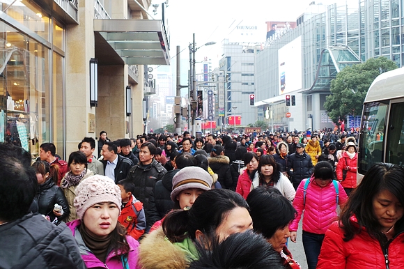 上午9點后至傍晚，黃浦江兩岸的南京路、外灘、東方明珠塔等景點一直是人流如潮。