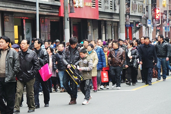 上午9點后至傍晚，黃浦江兩岸的南京路、外灘、東方明珠塔等景點一直是人流如潮。