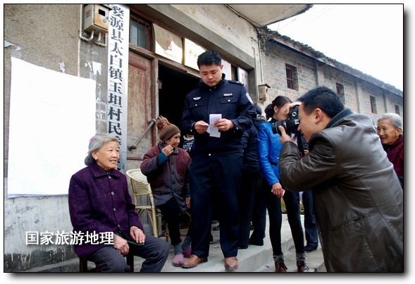 江西婺源：民警關(guān)愛留守老人 服務(wù)到家（王國(guó)紅 孫繼明攝）