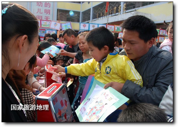 4月27日，婺源縣星星幼兒園的小朋友們?cè)诩议L(zhǎng)的陪同下將愛(ài)心義賣的錢進(jìn)行募捐。