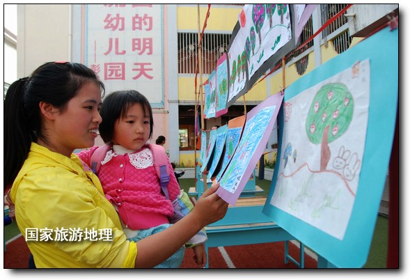 4月27日，婺源縣星星幼兒園的小朋友們?cè)诩议L(zhǎng)的陪同下在挑選愛(ài)心義賣的作品。