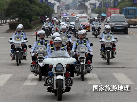 江西婺源：摩托騎警服務(wù)“最美鄉(xiāng)村”（