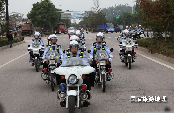 江西婺源：摩托騎警服務(wù)“最美鄉(xiāng)村”（