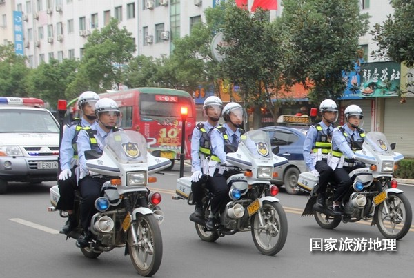 江西婺源：摩托騎警服務(wù)“最美鄉(xiāng)村”（